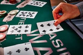 Pengguna mengakses istanacasino menggunakan ponsel saat mengikuti taruhan langsung laga sepak bola